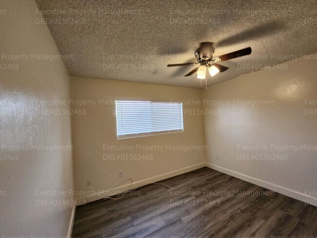 Building Photo - 3 bedroom/ 2 bathroom home located near th...