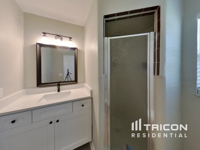 Building Photo - 528 Hamlet Dr