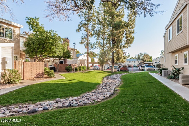 Building Photo - 625 S Westwood