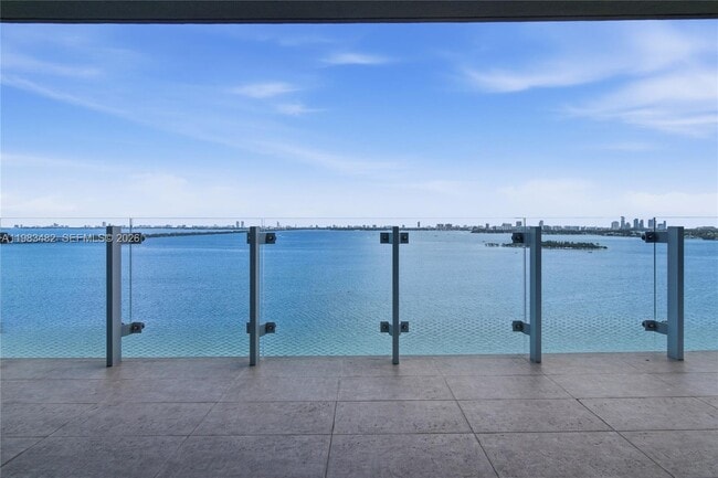 Building Photo - 700 NE 26th Terrace