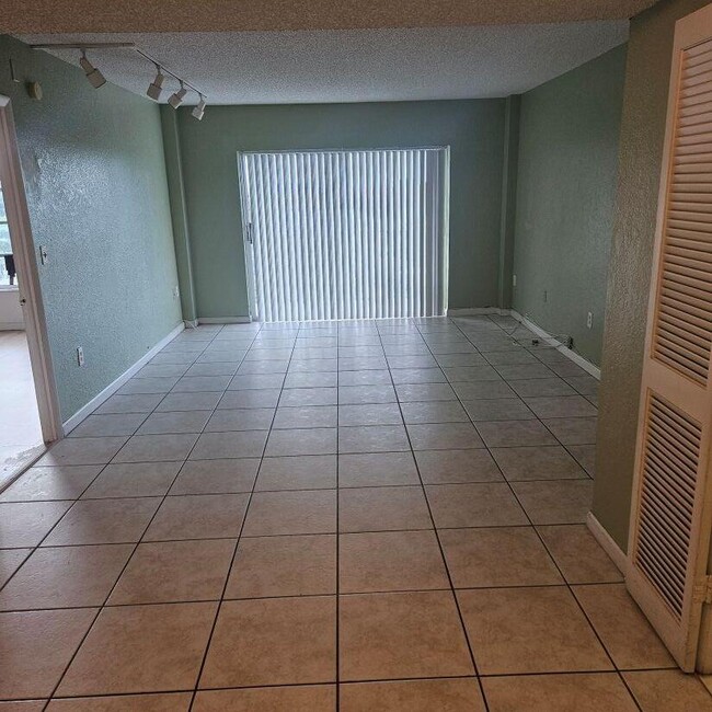 Building Photo - 4174 Inverrary Dr