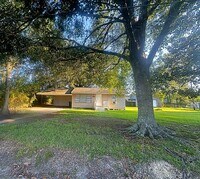 Building Photo - Cozy Charming Country Home