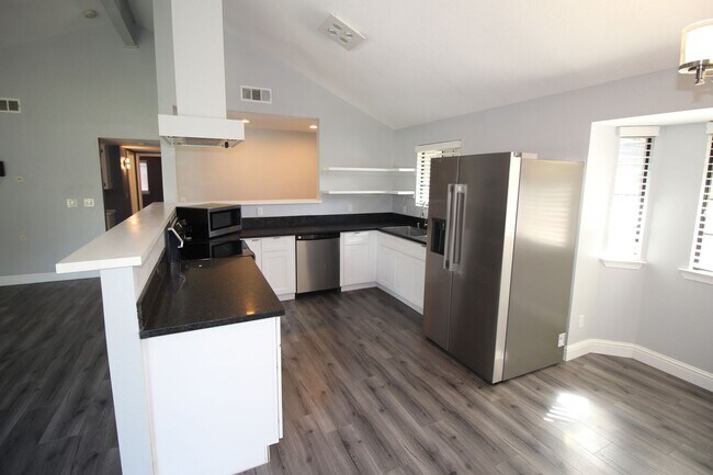 Building Photo - NE Fresno Home with Huge Yard and RV Parking