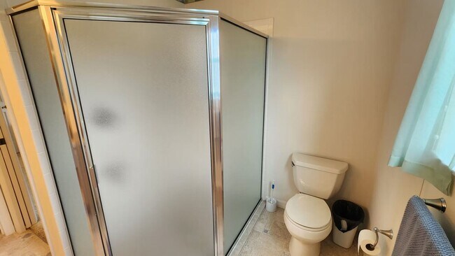 Building Photo - M916 Eastmont (VNSW-18/10)