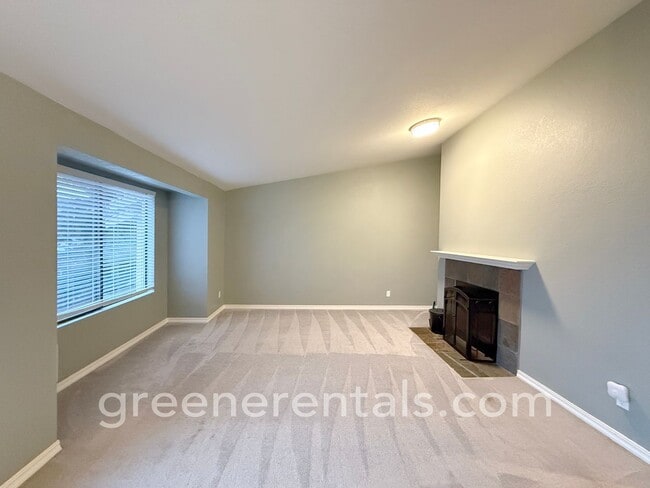 Building Photo - 2BR/1.5BA 3rd Floor Condo Overlooking Sinclair Inlet