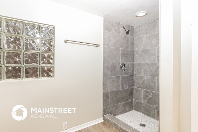 Building Photo - 2307 SW Kent Cir