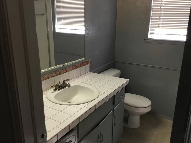 Building Photo - 1/2 OFF FIRST MONTHS RENT!  Great 3 Bed 1 ...