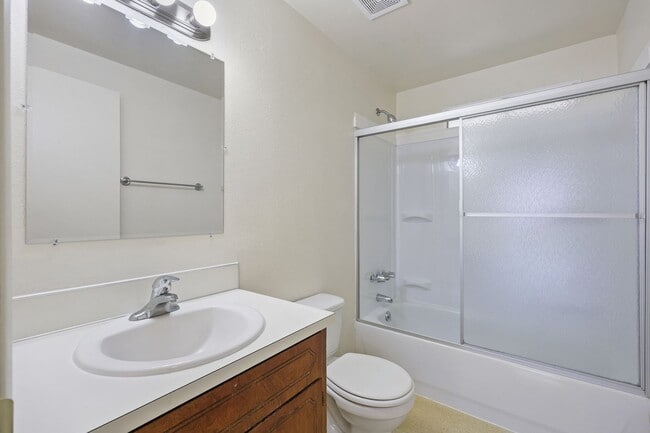 Building Photo - Move in ready! 2 bed 1 bath Olympia duplex!
