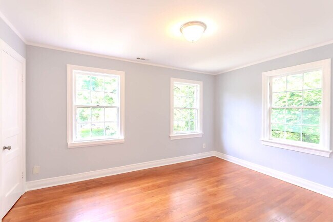 Building Photo - Fantastic 2 Bed, 1 Bath.  Walk to MTSU!