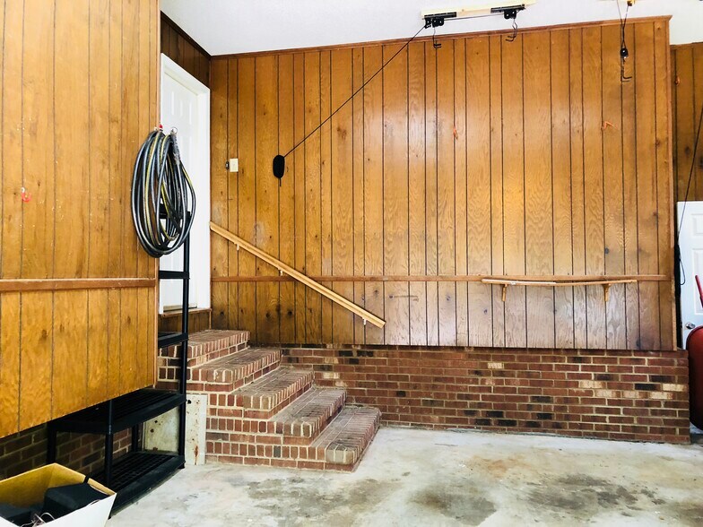 Huge garage gives plenty of space for your car and a workshop or storage! - 3 Tyrol Ct