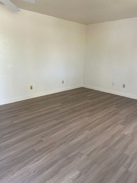 Building Photo - 1416 E Linden St