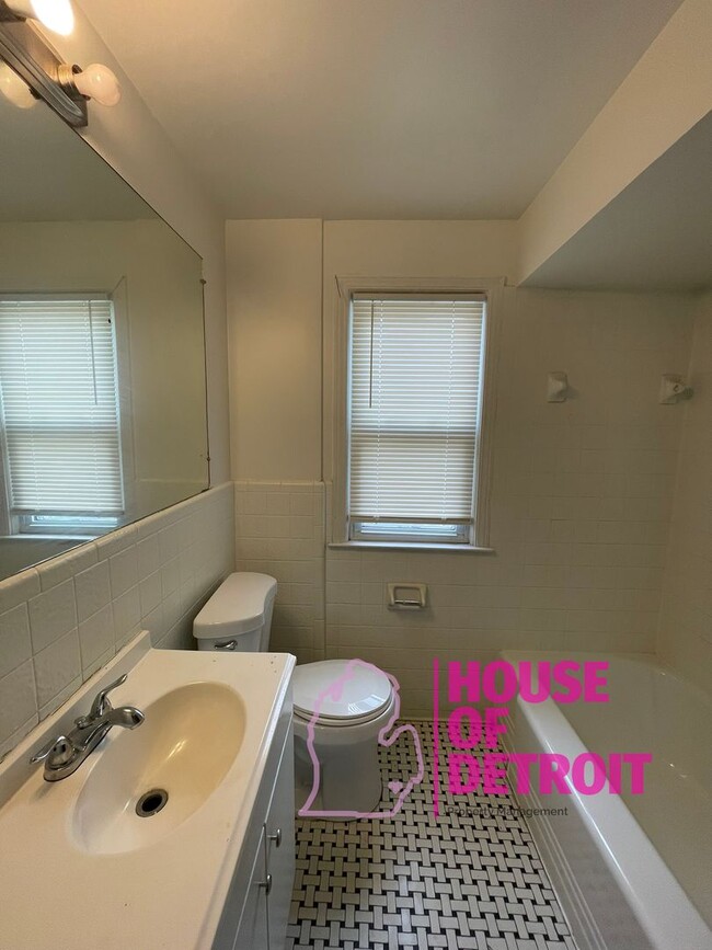 Building Photo - Summer Special~ 3 BEDROOM | 1 BATH | FREE ...