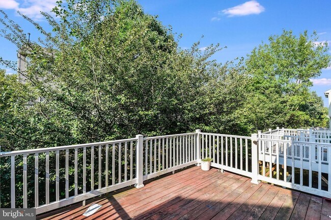 Building Photo - 7742 Valley Oak Dr