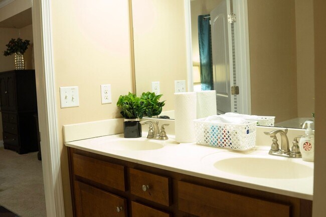 Building Photo - 3499 Henley St