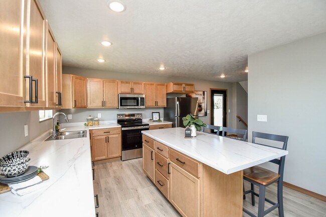 Building Photo - Spacious & Stylish 4-Bedroom Twinhome with...