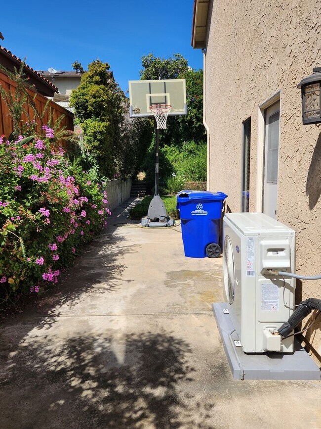 Building Photo - University City 4 bed home, Quiet street, 1950 Sqft