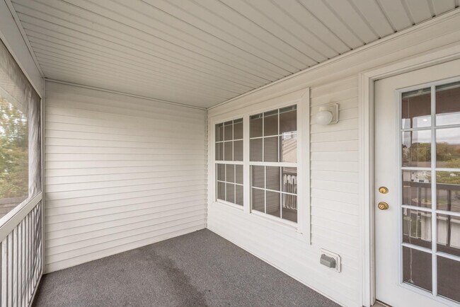 Building Photo - 2800 S Knightsbridge Cir
