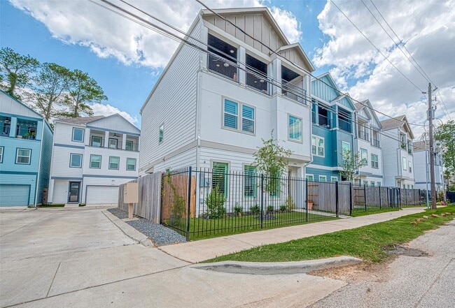 Building Photo - 909-A W 35th St