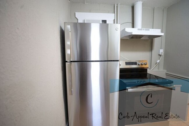 Building Photo - Completely renovated 1 bed, 1 bath apt in Brookland - utilities included!!