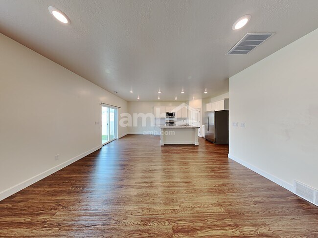 Building Photo - 1184 N Wagon Way