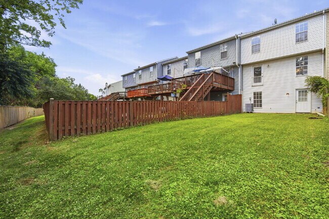 Building Photo - 927 Pirates Ct