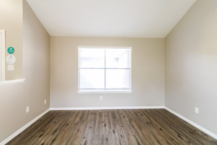 Building Photo - 10936 Pinewood Ct