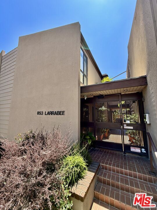 Building Photo - 853 Larrabee St