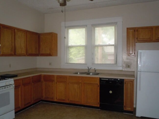 Building Photo - 3 Bedroom Home with Dishwasher in Collinsville!