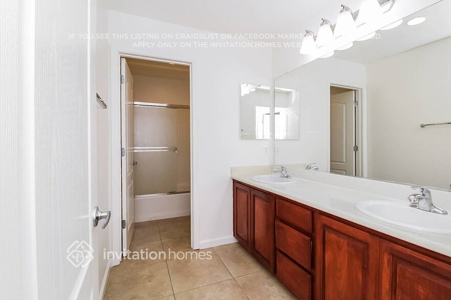 Building Photo - 2556 Hawk Crest Dr
