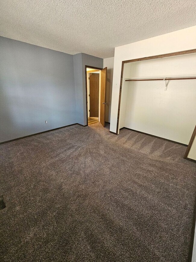 Building Photo - Beautiful West Side Condo