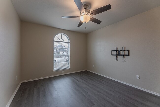 Building Photo - 5001 Bridgewood Dr