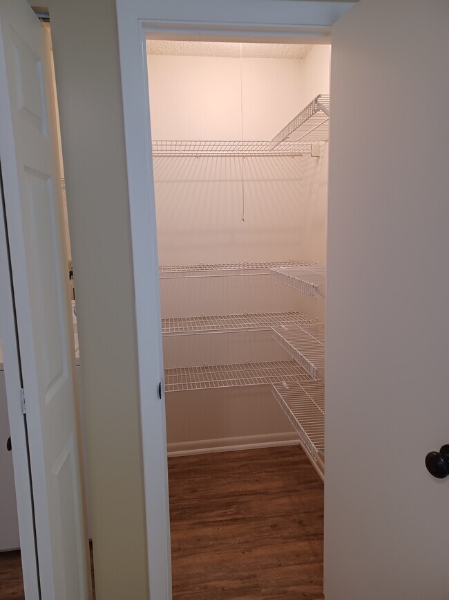 Building Photo - 582 Moull St