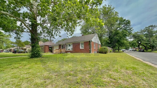 Building Photo - 1102 N Crestway St