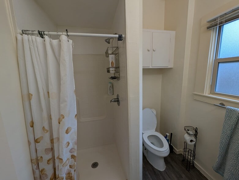 Full bath - 28175 2817.5 Telegraph Ave