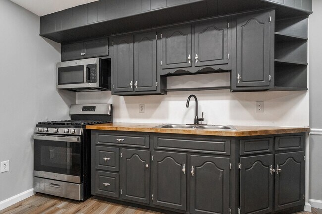 Building Photo - 137-139 Main St