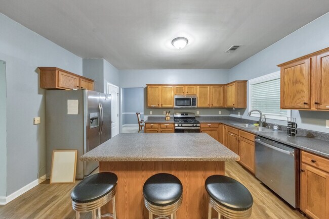 Building Photo - 179 Holbrook Dr
