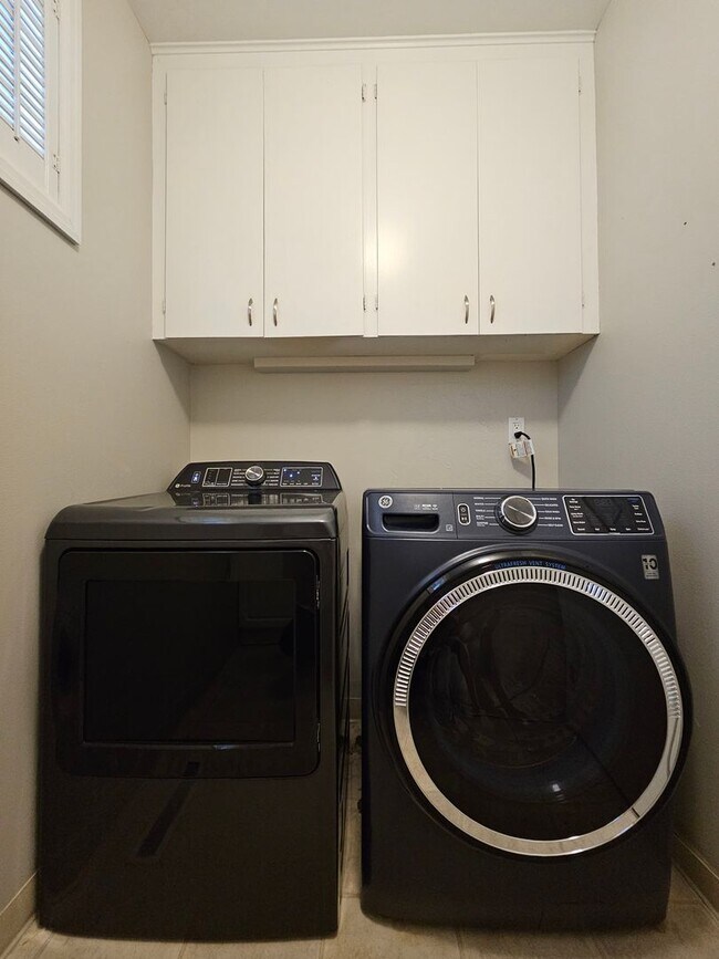 Building Photo - Fully Furnished Mid Century Charmer- month to month/midterm/short term, 3 bedrooms, highly desira...