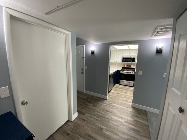 Building Photo - 2 Bed, 2 Bath, Condo with Pools, Fitness Center & Balcony located in Las Vegas, Nevada.