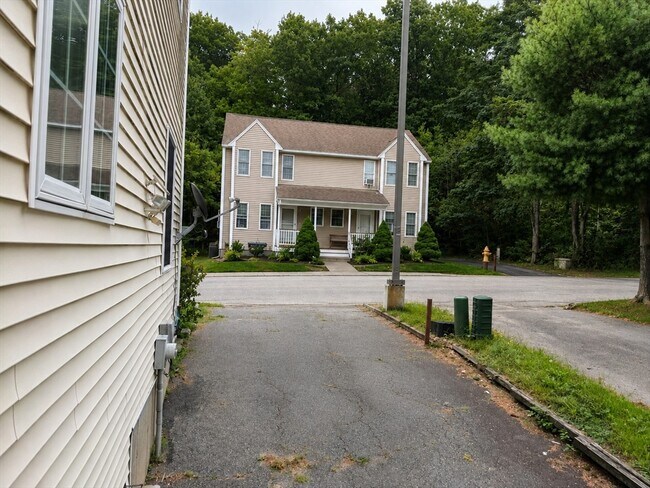 Building Photo - 438 Plantation St
