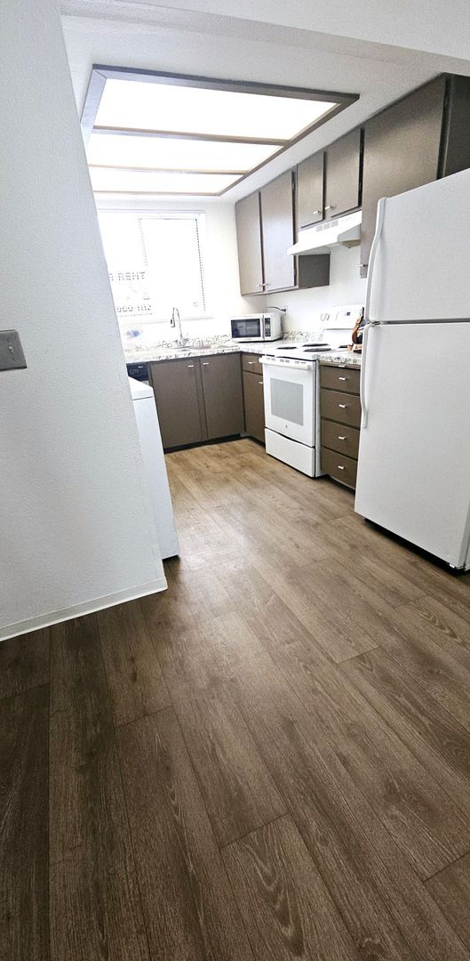 Building Photo - REDUCED - Cedar St. 2bed/1.5 bath duplex -...