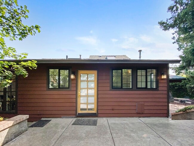 Building Photo - Garfield House: Fully Furnished House, Large private lot across from Golf Course $300 Utility Fee