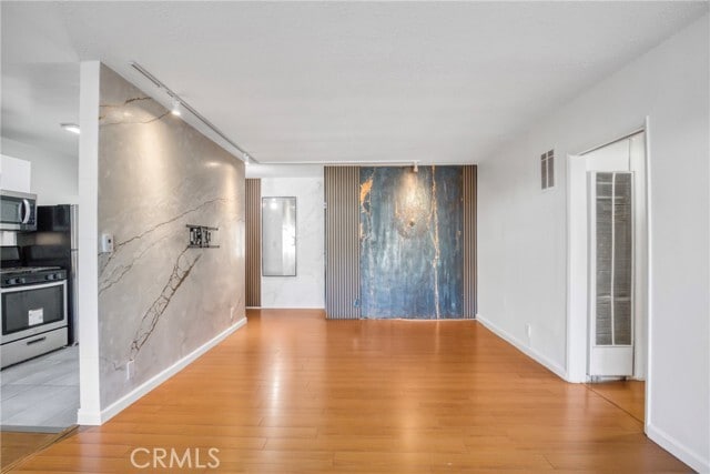 Building Photo - 6643 De Longpre Ave