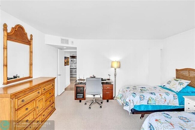 Building Photo - 525 N Ocean Blvd