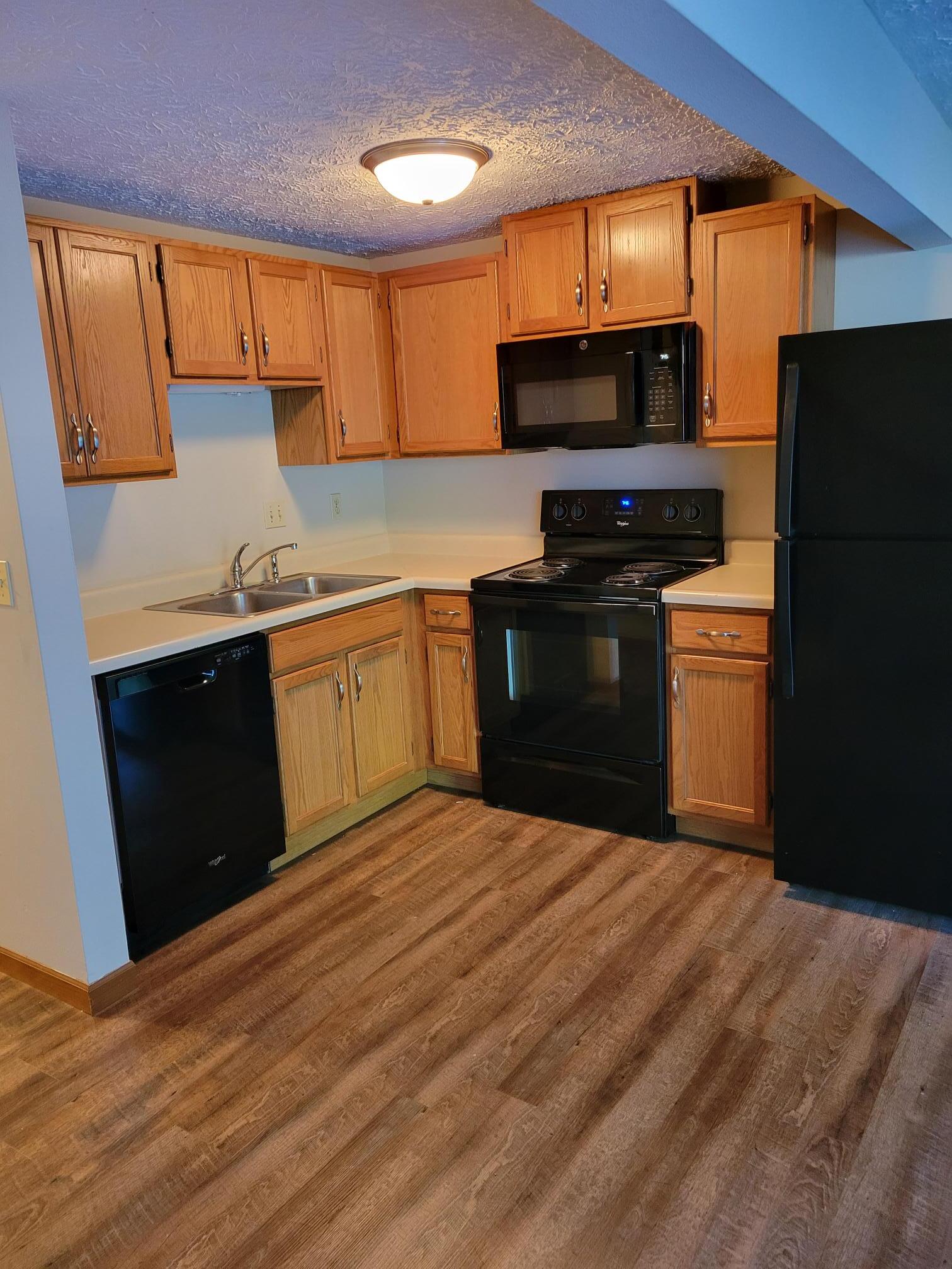 Building Photo - 701 Village Dr
