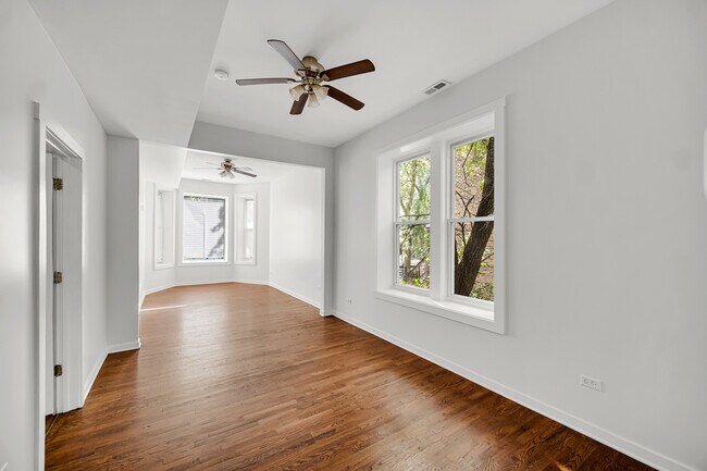 Building Photo - 1826 S Hamlin Ave