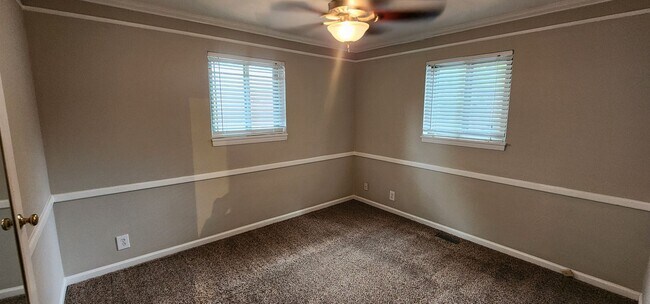 Building Photo - Check This One OUT!! To View is to Rent! 3 Bedroom, 1 Bath. Hardwood Floors, Fireplace, Tile and ...