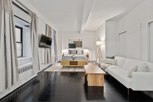 Building Photo - 132 E 45th St