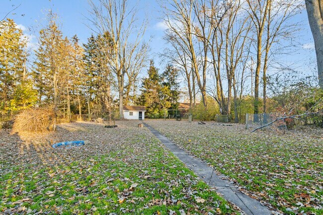 Building Photo - 906 Harrow Rd