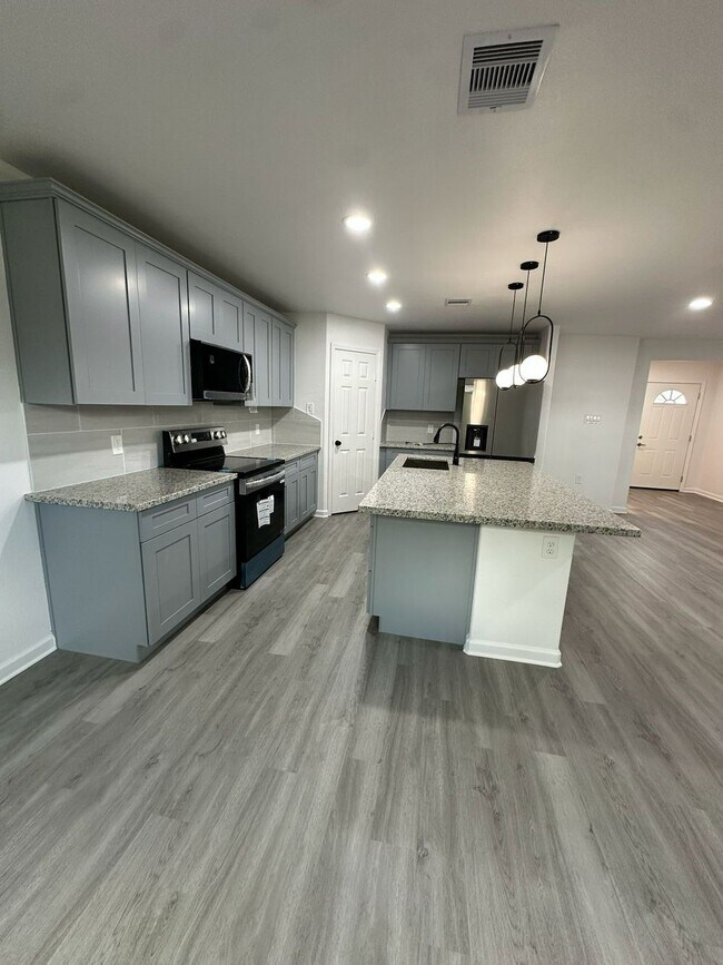 Building Photo - 15565 Kurt Dr