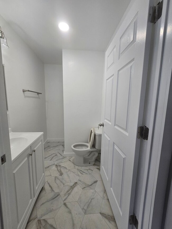 Building Photo - Beautiful 2Bedroom Home Available Now!